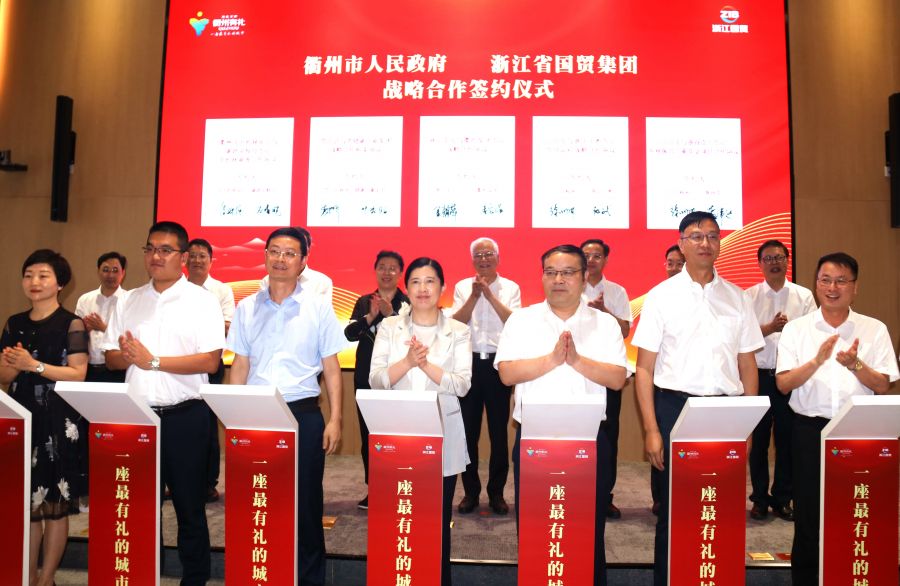 Vsport官网签约2（金董修后）.jpg