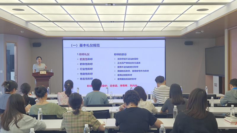 1726716447160678TJd8.jpg Vsport体育成功举办“悦话学堂”第四期讲座暨“以礼赋能”商务礼仪培训活动.jpg