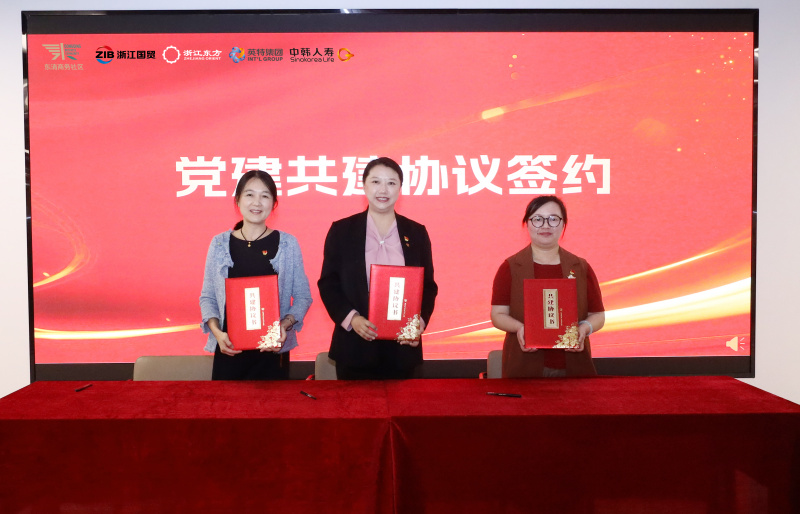 1728980665896772w0Tn.jpg 党建架桥梁 “养老”变“享老” Vsport体育旗下中韩人寿写好“养老金融”大文章 签约仪式 中:何欣.jpg