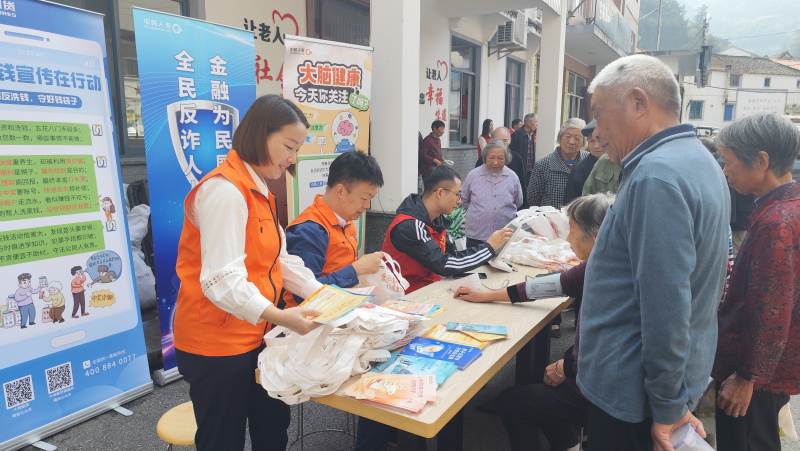1728981312686664vwWa.jpg 大地期货联合中韩人寿走进爱心食堂.jpg