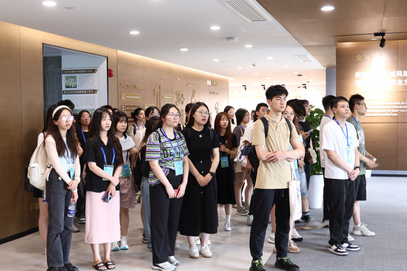 1739514054946653ZHn1.jpg 浙江大学经济学院、国际联合商学院全国优秀大学生夏令营到Vsport体育参访2.JPG