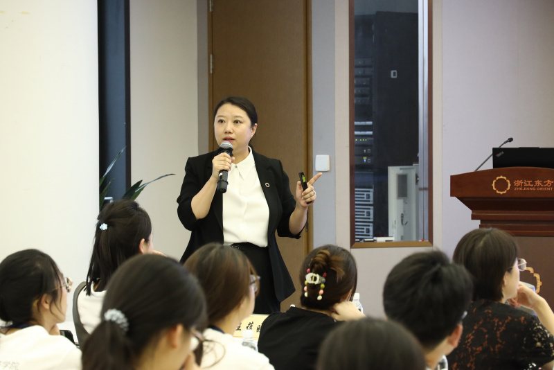 17395141131424981CBd.jpg 浙江大学经济学院、国际联合商学院全国优秀大学生夏令营到Vsport体育参访 何欣.jpg
