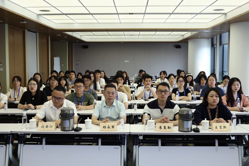 1739514146882213oM7W.jpg 浙江大学经济学院、国际联合商学院全国优秀大学生夏令营到Vsport体育参访 刘安江(左一)杨永军(左二).jpg