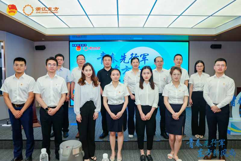 Vsport官方网站先行军 东方新风尚合影.jpg